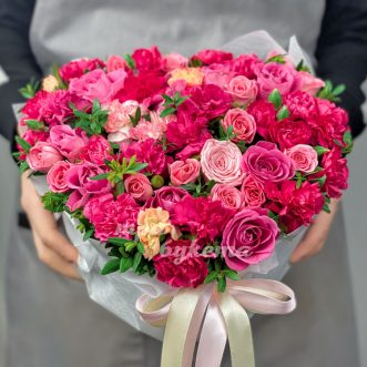Коробка-сердце с розовыми гвоздиками и розами