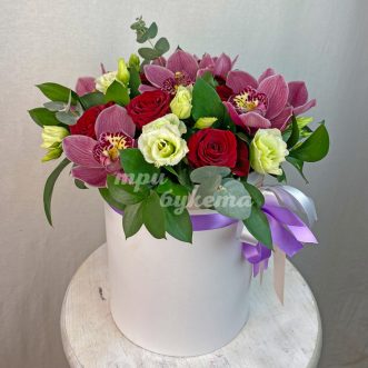 Коробка темно-розовых орхидей и красных роз