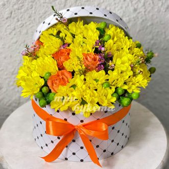 Коробка желтых хризантем с розами