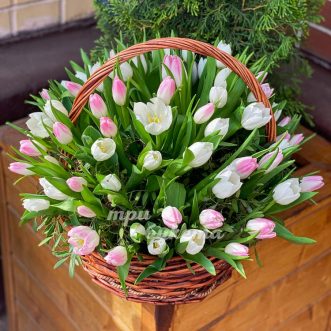 Корзина белых и розовых тюльпанов
