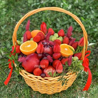 Корзина фруктов с красными тюльпанами