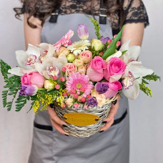 Корзина орхидей с тюльпанами