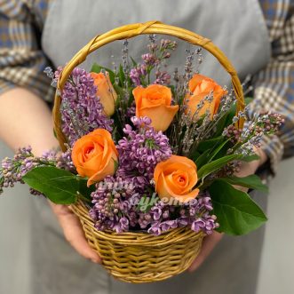 Лаванда и оранжевые розы в корзине