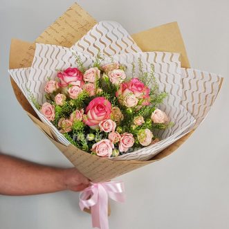 Мини-букет розовых роз с тласпи
