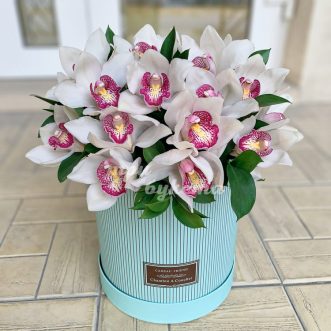 Шляпная коробка с 20 белыми орхидеями