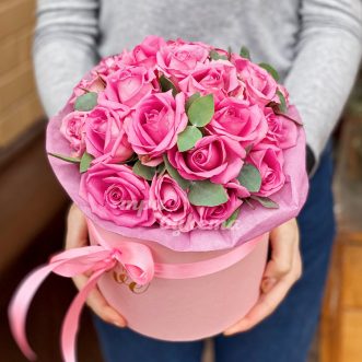 Шляпная коробка с 23 розовыми розами