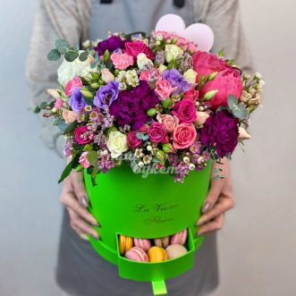 Шляпная коробка с цветами и макарунами