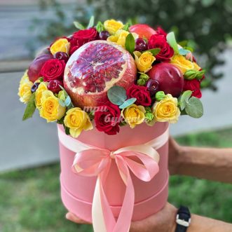 Шляпная коробка с фруктами и розами