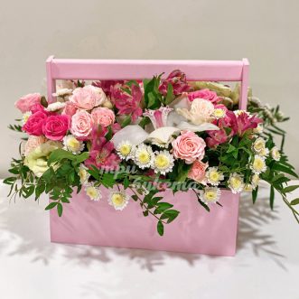 Ящик с куст. розами и альстромериями