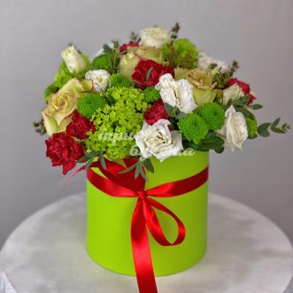 Зеленые и красные цветы в коробке