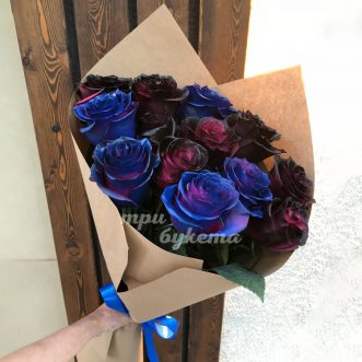 Букет из 13 черных и синих роз