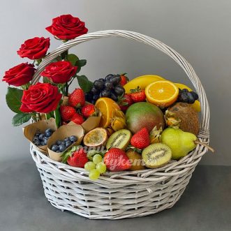 Корзина с фруктами, ягодами и розами