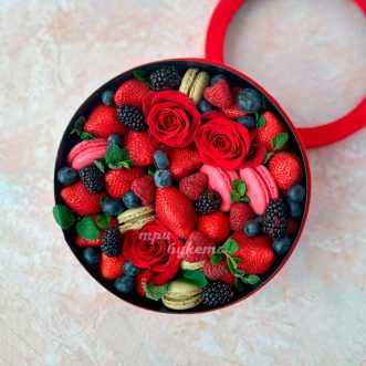 Коробочка из ягод, роз и макарун