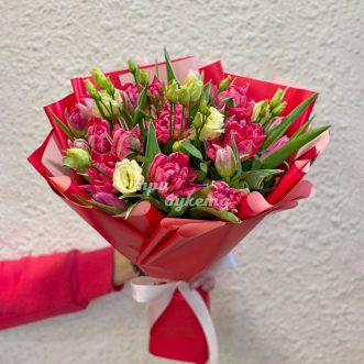 Красный букет тюльпанов и эустом