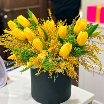 Коробка желтых тюльпанов с мимозой