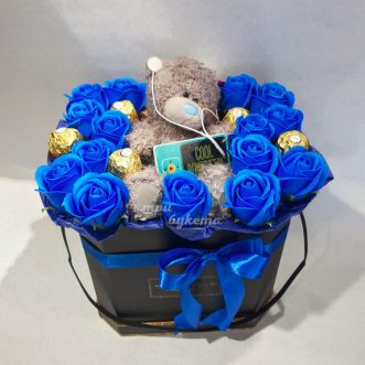 Синие мыльные розы с мишкой в коробке