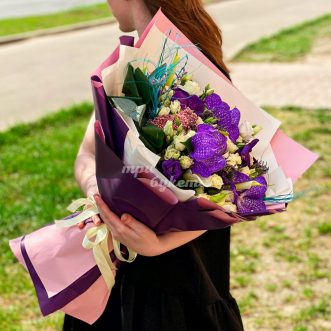 Фиолетовый букет орхидей и куст. роз