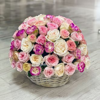 Корзина из 85 пионовидных роз