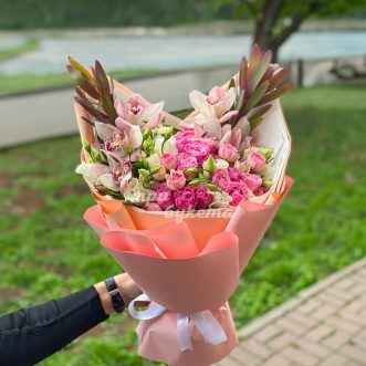 Розовый букет орхидей и пионовидных роз
