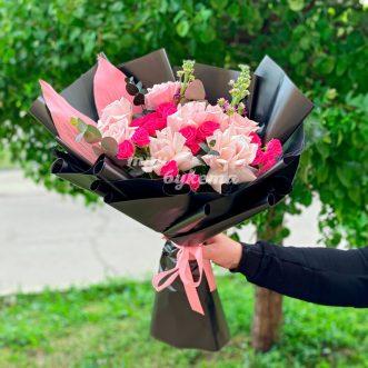 Черный букет из розовых роз и маттиолы