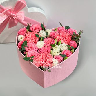 Коробка сердце с гвоздиками и розами