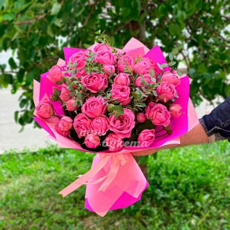 Розовый букет пионовидных роз с эвкалиптом