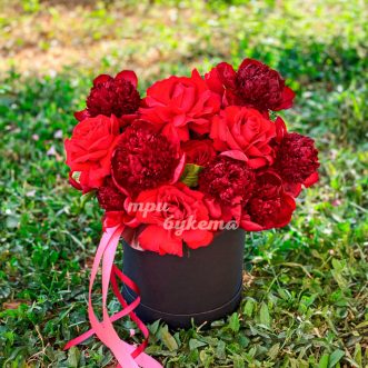 Шляпная коробка красных роз и пионов