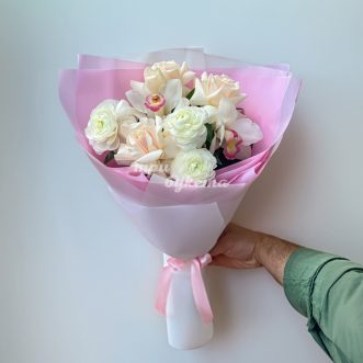Белые ранункулюсы и орхидеи с розами