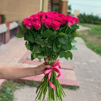 Букет из 51 высокой розовой розы