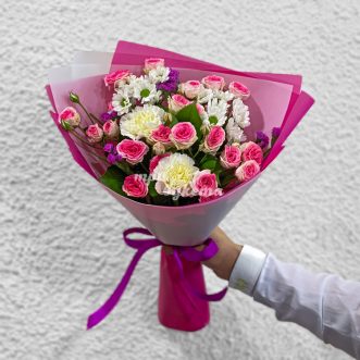 Розовый букет кустовых роз и хризантем