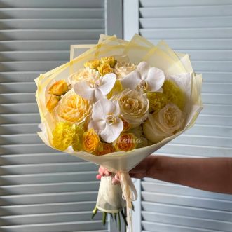 Ярко-желтый букет роз, гвоздик и орхидей