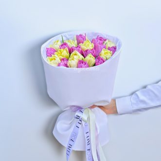 Букет из 23 розовых и белых тюльпанов