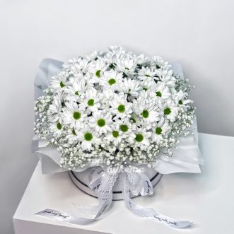 Коробка белых хризантем и гипсофил