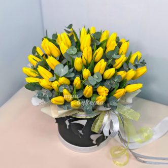 Коробка желтых тюльпанов с эвкалиптом