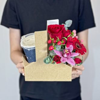 Коробочка с кофе, розами и орхидеей