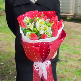 Красный букет тюльпанов и альстромерий