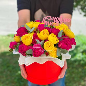 Шляпная коробка пионовидных роз на 8 марта
