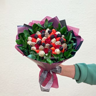 Букет клубники в шоколаде с красными розами