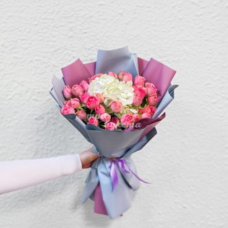 Букет розовых куст. роз с белой гортензией