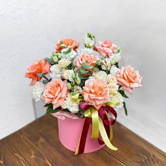Коробка персиковых роз и белых гвоздик