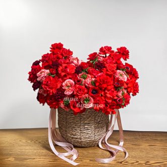Корзина красных французских и гибридных роз