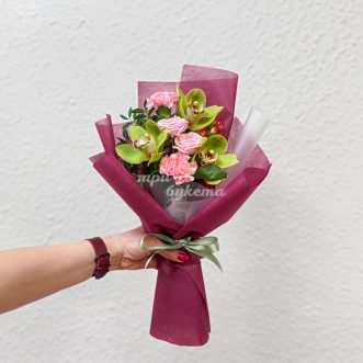 Мини-букет из орхидей, гвоздик и роз