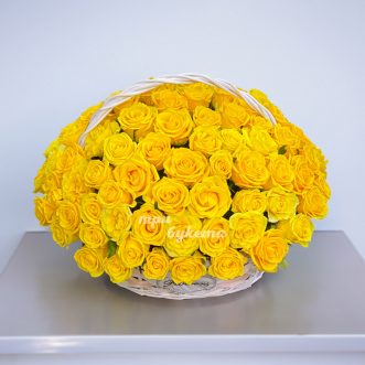 Желтые розы в плетеной корзине